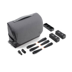 dji_mavic_3_flymore_kit DJI Mavic 3 Fly More Kit -lisävarustepaketti näkyy valkoisella pohjalla, jossa on harmaa olkalaukku, kaksi akkua, akkulaturi, neljä potkurin lapaa ja kolme pientä liitintä siististi järjestettynä.
