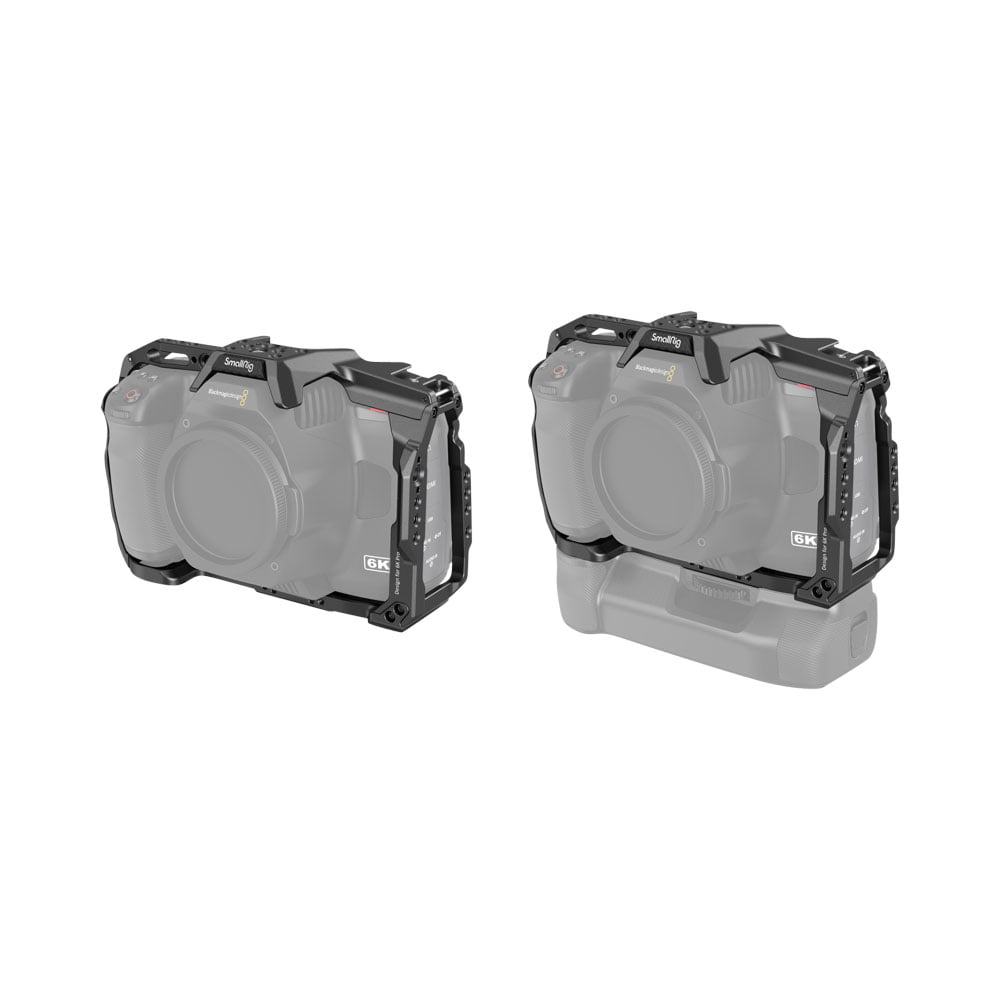 smallrig_3517 Kaksi SmallRig 3517 Full Cagea BMPCC 6K Pro & 6K G2:lle näytetään vierekkäin: toinen kameran rungossa ja toinen kamerassa, jossa on akkukahva. Nämä häkit on suunniteltu suojaamaan ja tukemaan kameralaitteita.