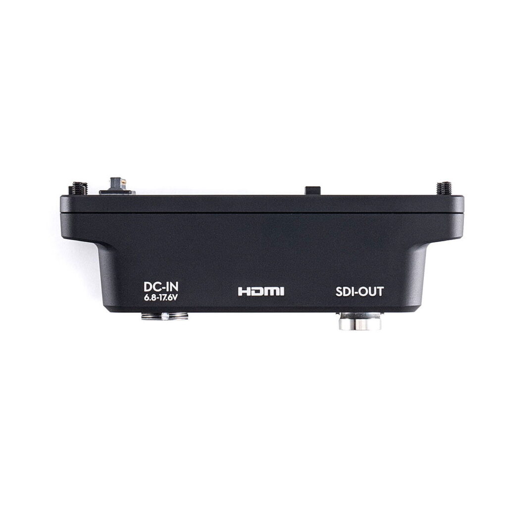 DJi_DJI_Remote_Monitor_Expansion_Plate_SDI_HDMI_DC-IN_001 DJI Remote Monitor Expansion Plate (SDI/HDMI/DC-IN) näkyy takaa, ja siinä on merkitty DC-IN (6,8-17V), HDMI ja SDI-OUT -portit valkoista taustaa vasten.