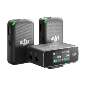 DJi_Mic_001 DJI Mic Dual Kit -langaton mikrofonijärjestelmä sisältää kaksi mustaa lähetintä, joissa on vihreät LEDit, sekä vastaanottimen, jossa on näyttö ja useita ääniportteja.