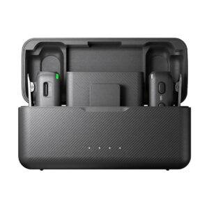 DJi_Mic_002 DJI Mic Dual Kit -langaton mikrofonijärjestelmä on musta latauskotelo, jossa on avoin kansi ja jonka sisällä on kaksi langatonta mikrofonilähetintä ja vastaanotin. Kotelon etupuolella näkyy neljä merkkivaloa.