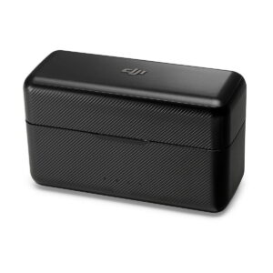 DJi_Mic_003 Musta suorakaiteen muotoinen DJI Mic Dual Kit -langaton mikrofonijärjestelmä -latauskotelo, jossa on kuvioitu pinta ja pyöristetyt reunat valkoista taustaa vasten.