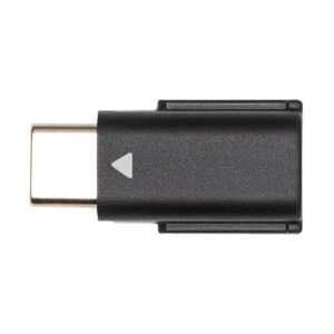 DJi_Mic_008 A DJI Mic Dual Kit -langaton mikrofonijärjestelmä USB-C adapteri, musta, jossa pieni valkoinen nuoli rungossa, esillä valkoisella taustalla.
