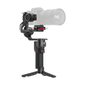 DJi_RS_3_Mini_001 The DJI RS 3 Mini gimbal is a handheld camera stabilizer with a black handle and foldable stand, designed to mount a DSLR camera for stable video shooting.