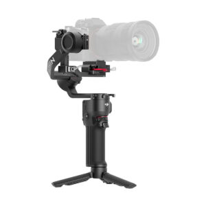 DJi_RS_3_Mini_001 The DJI RS 3 Mini gimbal is a handheld camera stabilizer with a black handle and foldable stand, designed to mount a DSLR camera for stable video shooting.