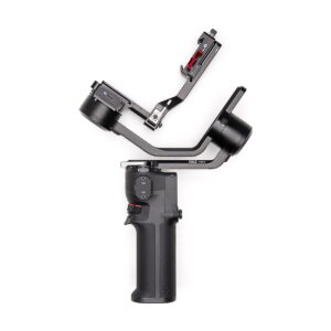 DJi_RS_3_Mini_006 The DJI RS 3 Mini gimbal is a black handheld camera stabilizer with an ergonomic handle, control buttons and an L-shaped bracket for mounting the camera, shown against a white background.