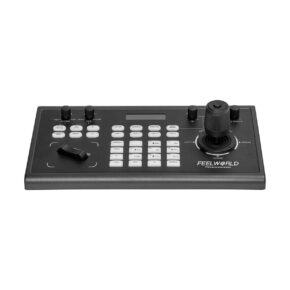 Feelworld KBC10 PTZ Keyboard on musta kameraohjain, jossa on joystick, useita painikkeita, kaksi nuppia ja pieni näyttö kameran panorointi-, kallistus- ja zoomaustoimintojen hallintaa varten.
