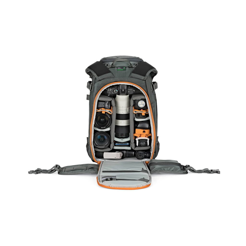 LOWEPRO Back Pack Whistler BP 350 AW II GL Grey2 Lowepro Whistler BP 350 AW II GL -kamerareppu on esitetty harmaana, ja sen etuosa on avattu, jolloin esiin paljastuu siististi järjestetyt lokerot kameran objektiiveille, kameran rungolle, droneille, lisävarusteille ja akuille valkoista taustaa vasten.