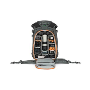 LOWEPRO Back Pack Whistler BP 350 AW II GL Grey2 Lowepro Whistler BP 350 AW II GL -kamerareppu on esitetty harmaana, ja sen etuosa on avattu, jolloin esiin paljastuu siististi järjestetyt lokerot kameran objektiiveille, kameran rungolle, droneille, lisävarusteille ja akuille valkoista taustaa vasten.