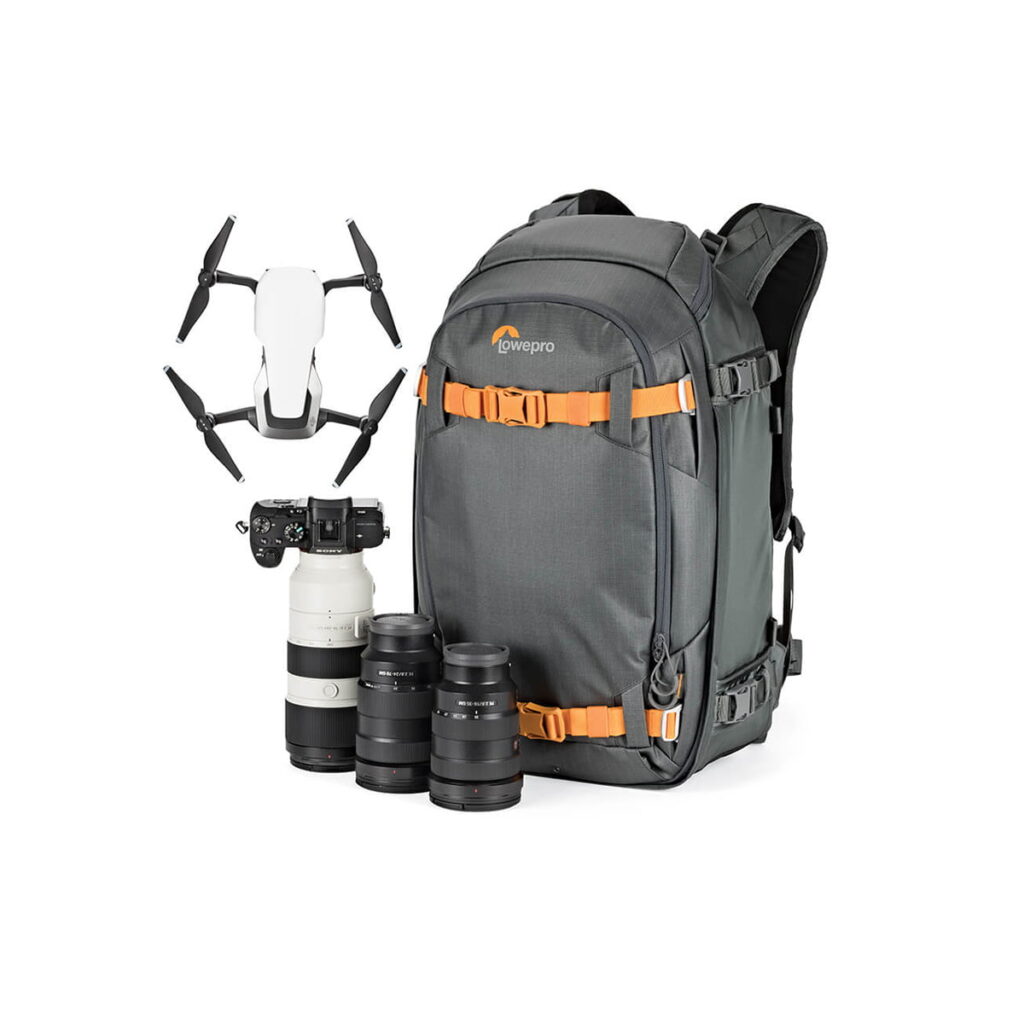 LOWEPRO Back Pack Whistler BP 350 AW II GL Grey3 Lowepro Whistler BP 350 AW II GL -kamerareppu harmaalla ja oranssilla värillä näkyy valkoisella taustalla, ja sen ympärille on järjestetty valkoinen lennokki, musta kamera ja objektiivi sekä kolme ylimääräistä objektiivia.