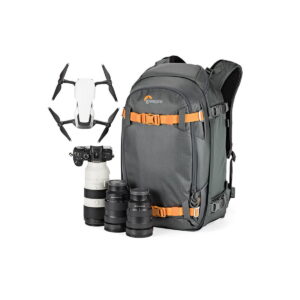 LOWEPRO Back Pack Whistler BP 350 AW II GL Grey3 Lowepro Whistler BP 350 AW II GL -kamerareppu harmaalla ja oranssilla värillä näkyy valkoisella taustalla, ja sen ympärille on järjestetty valkoinen lennokki, musta kamera ja objektiivi sekä kolme ylimääräistä objektiivia.