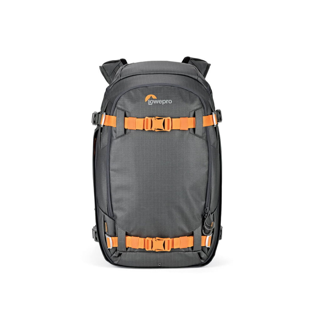 LOWEPRO Back Pack Whistler BP 350 AW II GL Grey4 Lowepro Whistler BP 350 AW II GL -kamerareppu, musta ja harmaa, oransseilla hihnoilla ja soljilla, näkyy pystyssä valkoisella pohjalla.