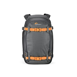 LOWEPRO Back Pack Whistler BP 350 AW II GL Grey4 Lowepro Whistler BP 350 AW II GL -kamerareppu, musta ja harmaa, oransseilla hihnoilla ja soljilla, näkyy pystyssä valkoisella pohjalla.