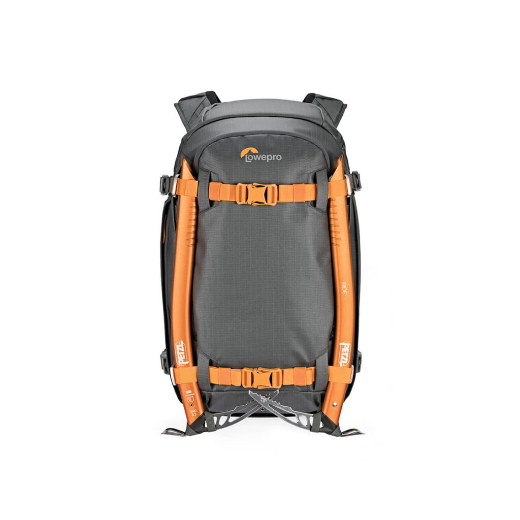 LOWEPRO Back Pack Whistler BP 350 AW II GL Grey5 Lowepro Whistler BP 350 AW II GL -kamerareppu näkyy pystyssä valkoisella pohjalla, ja siinä on harmaa ja oranssi väri, tukevat olkahihnat, useat soljet ja silmukat kameravarusteiden ja lisävarusteiden kuljettamiseen.