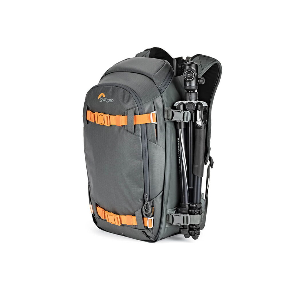 LOWEPRO Back Pack Whistler BP 350 AW II GL Grey7 Harmaan ja mustan värinen Lowepro Whistler BP 350 AW II GL -kamerareppu, jossa on oranssit hihnat ja oikealla puolella kiinnitetty kolmijalka, valkoista taustaa vasten.