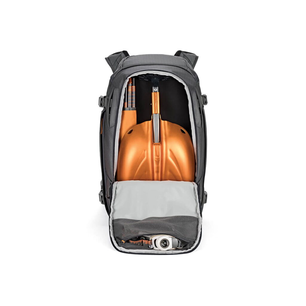 LOWEPRO Back Pack Whistler BP 350 AW II GL Grey8 Lowepro Whistler BP 350 AW II GL -kamerareppu avataan, ja sen sisältä paljastuu kaksi oranssia pickleball-melaa, kaksi yhteensopivaa palloa ja osittain näkyvä oranssi vesipullo, jotka on pakattu siististi.
