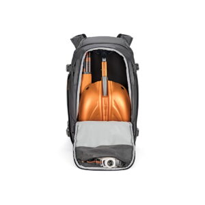 LOWEPRO Back Pack Whistler BP 350 AW II GL Grey8 Lowepro Whistler BP 350 AW II GL -kamerareppu avataan, ja sen sisältä paljastuu kaksi oranssia pickleball-melaa, kaksi yhteensopivaa palloa ja osittain näkyvä oranssi vesipullo, jotka on pakattu siististi.