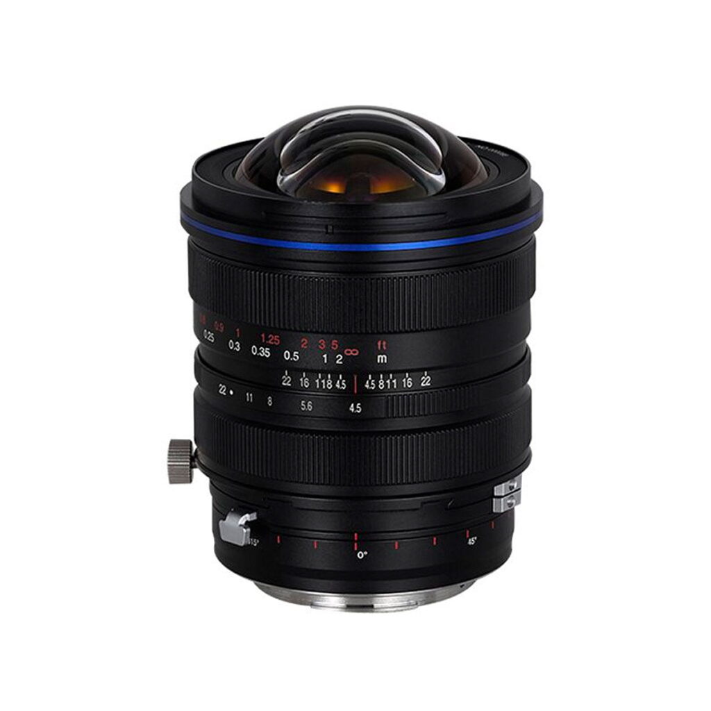 Laowa 15mm f/4.5 Zero-D Shift - Canon EF -objektiivissa on musta viimeistely, laajakulmainen näkymä, punaisella ja valkoisella merkinnällä varustetut tarkennus- ja aukkorenkaat sekä suuri kupolimainen etuelementti, joka on esitetty pystyssä valkoista taustaa vasten.