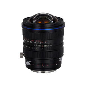 Laowa 15mm f/4.5 Zero-D Shift - Canon EF -objektiivissa on musta viimeistely, laajakulmainen näkymä, punaisella ja valkoisella merkinnällä varustetut tarkennus- ja aukkorenkaat sekä suuri kupolimainen etuelementti, joka on esitetty pystyssä valkoista taustaa vasten.