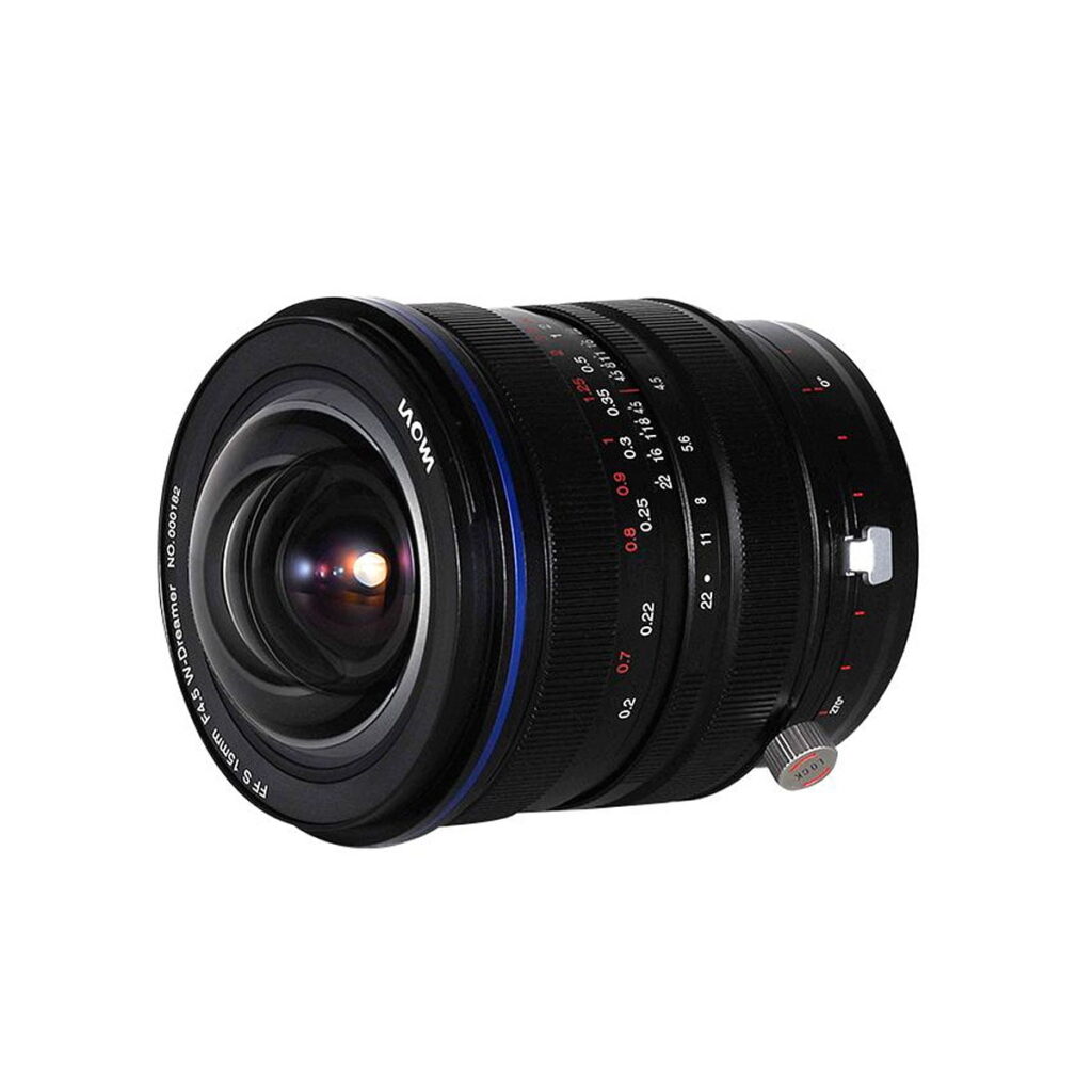 Laowa 15mm f/4.5 Zero-D Shift for Canon EF -objektiivissa on musta runko, yksityiskohtaiset tarkennus- ja aukkomerkinnät, sininen aksenttirengas ja hopeinen säätönuppi valkoisella pohjalla.