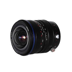 Laowa 15mm f/4.5 Zero-D Shift for Canon EF -objektiivissa on musta runko, yksityiskohtaiset tarkennus- ja aukkomerkinnät, sininen aksenttirengas ja hopeinen säätönuppi valkoisella pohjalla.