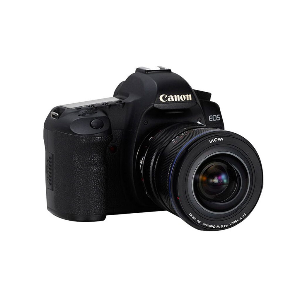 Musta Canon EOS -digitaalikamera, jossa on Laowa 15mm f/4.5 Zero-D Shift -objektiivi Canon EF:lle, on kuvattu kulmasta, jossa näkyy sekä laajakulmaobjektiivi että kameran runko.