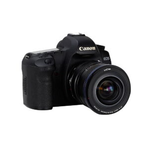 Musta Canon EOS -digitaalikamera, jossa on Laowa 15mm f/4.5 Zero-D Shift -objektiivi Canon EF:lle, on kuvattu kulmasta, jossa näkyy sekä laajakulmaobjektiivi että kameran runko.