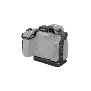 SmallRig_Black_Mamba_Cage_for_Panasonic_LUMIX_S5_II_4023_001 Musta SmallRig 4023 "Black Mamba" -häkki, joka on asennettu Panasonic LUMIX S5 II -kameraan, tarjoaa suoja- ja kiinnitystukea. Kamera näkyy osittain haalistuneena korostaakseen häkkiä.