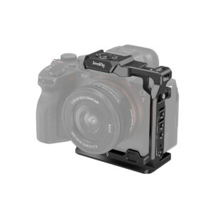 SmallRig_Camera_Half_Cage_for_Sony_Alpha_7R_V_Alpha_7_IV_Alpha_7S_III_Alpha_1_Alpha_7R_IV_3639_001 SmallRig 3639 Camera Half Cage for Sony A7R V / A7 IV / A7S III / A1 / A7R IV on kuvassa kiinnitettynä Sonyn peilittömään kameraan objektiivin kanssa, ja siinä on useita kiinnityspisteitä ja suojaava kehys valkoista taustaa vasten.