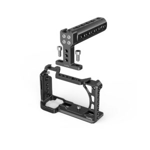 SmallRig_Handheld_Kit_for_Sony_A6100_A6300_A6400_A6500_3719_002 SamllRig Handheld Kit For Sony A6100/6300/6400/650 3719 sisältää mustasta metallista valmistetun kamerahäkin, jossa on useita kiinnitysreikiä ja kahva, joka on erotettu kahdella ruuvilla, ja joka tarjoaa suojaa ja lisävarusteiden kiinnitystä kamerallesi.