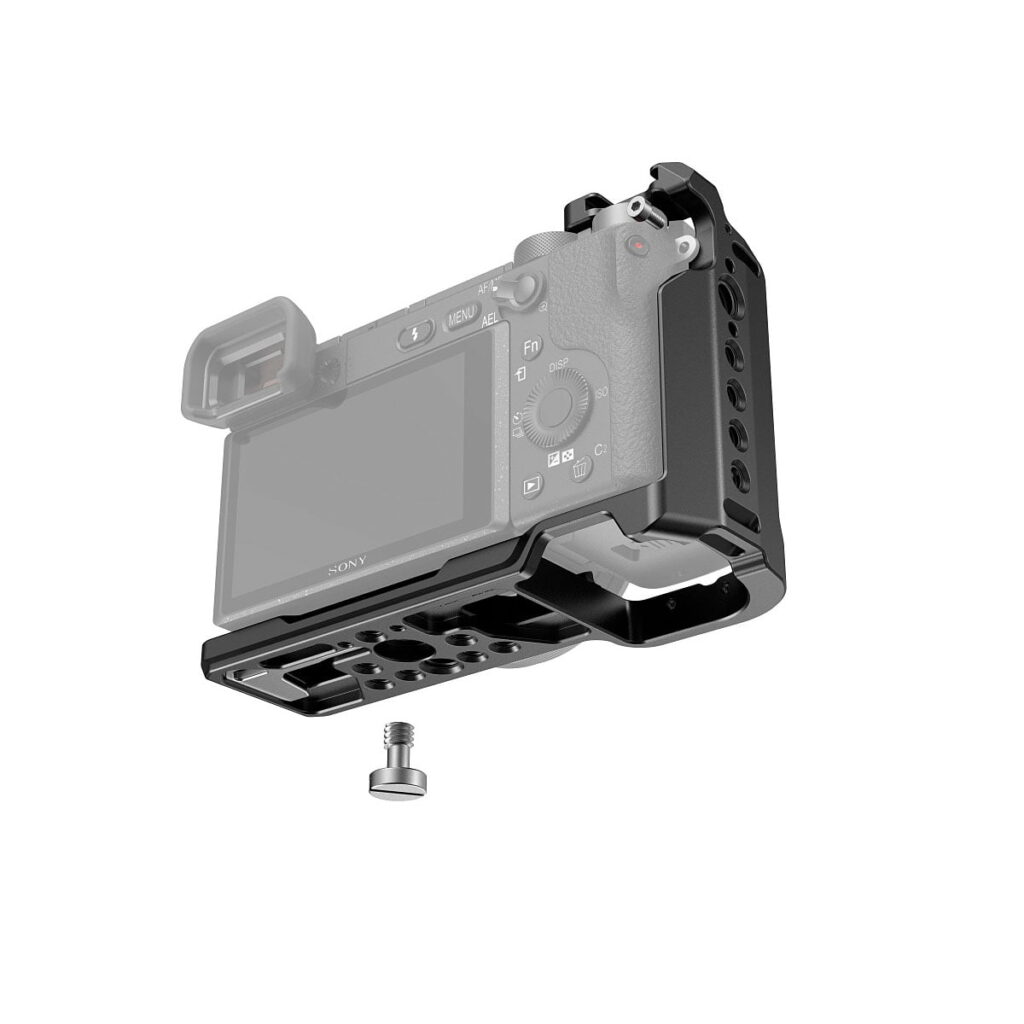 SmallRig_Handheld_Kit_for_Sony_A6100_A6300_A6400_A6500_3719_003 SamllRig Handheld Kit For Sony A6100/6300/6400/650 3719, jossa on L-kiinnike, kiinnitetään digitaalikameran pohjaan ja kylkeen takaapäin kuvattuna. Kiinnitysruuvi kelluu häkin alla valkoista taustaa vasten.
