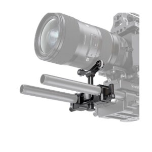 SmallRig_Universal_Lens_Support_LWS_15mm_Rod_Mount_2727_002 Lähikuvassa näkyy kamera, johon on kiinnitetty objektiivi, kaksi metallista tankoa ja SmallRig 2727 Universal Lens Support LWS 15mm Rod Mount -objektiivituki, joka ulottuu eteenpäin osana rigiä.
