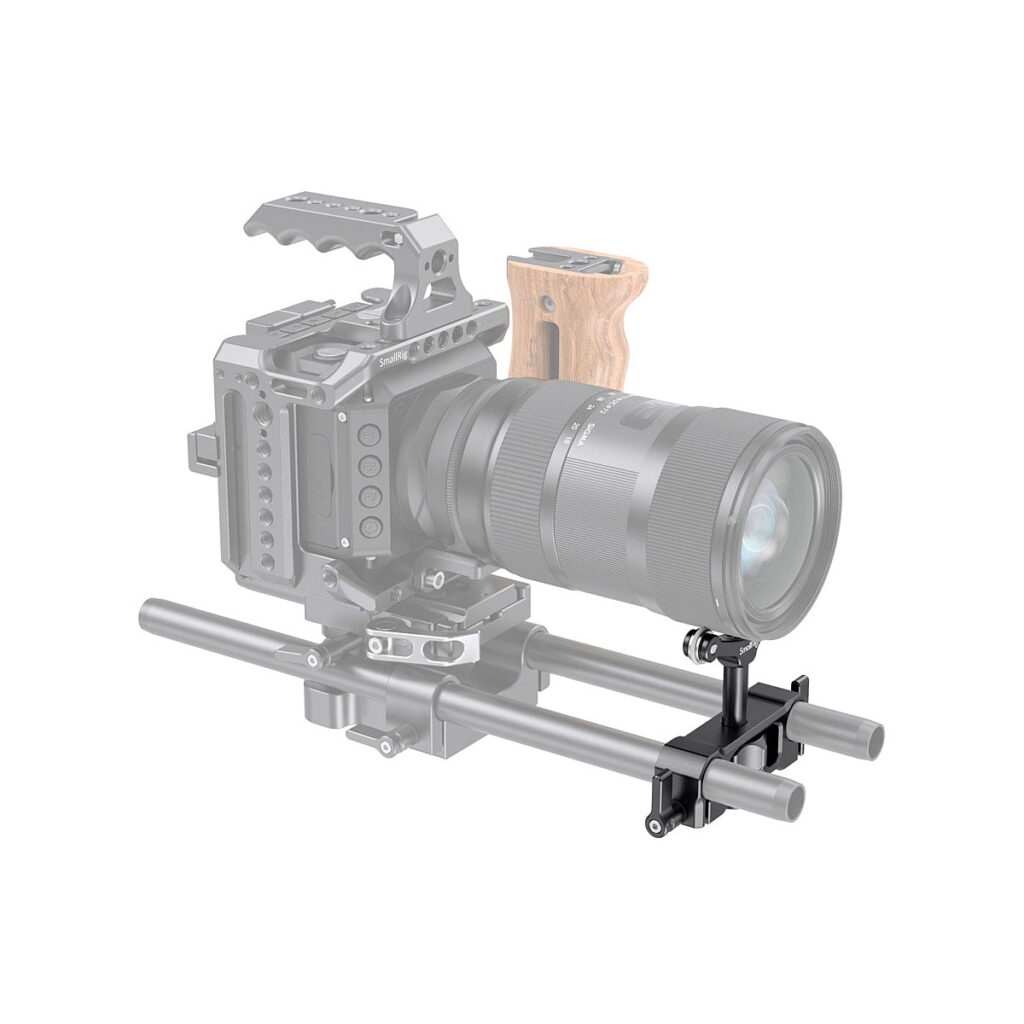 SmallRig_Universal_Lens_Support_LWS_15mm_Rod_Mount_2727_005 SmallRig 2727 Universal Lens Support LWS 15mm Rod Mount -objektiivituki on kuvattu tukemaan objektiivia sauvoihin yläkahvalla ja puisella sivukahvalla valkoista taustaa vasten.