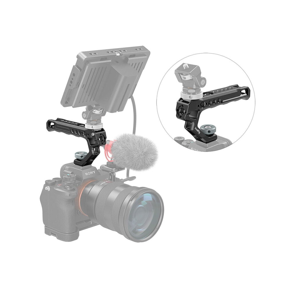 SmallRig 2094 Universal Top Handle with Cold Shoe kiinnitetään kameran yläosaan kiinnikkeellä, joka näkyy ympyränmuotoisessa lähikuvassa, monitorin ja ulkoisen mikrofonin ohella. Musta kahvan kahva on irrotettavissa.