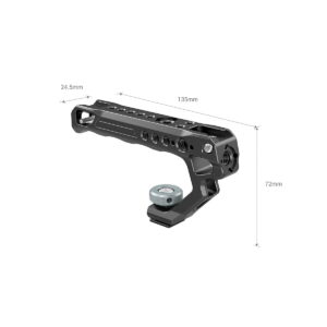 SmallRig 2094 Universal Top Handle with Cold Shoe on musta metallinen kamerakahva, jossa on useita kiinnitysreikiä. Mitat: Mitat: 135 mm pituus, 72 mm korkeus, 24,5 mm leveys.
