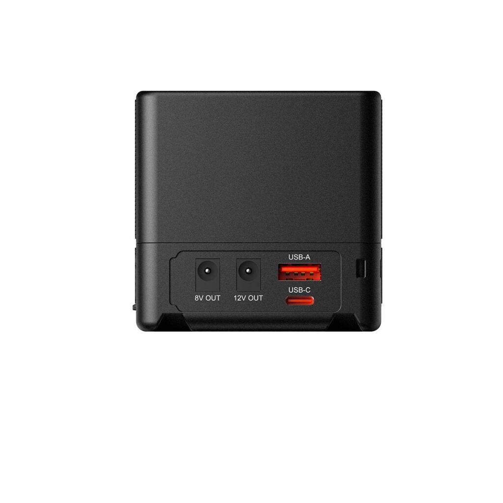 SmallRig_VB155_Mini_V-Mount_Battery_3581_004 SmallRig 3581 VB155 mini V-Mount -akku näkyy takaa, ja siinä on 8V OUT- ja 12V OUT-virtalähtöportit sekä punaiset USB-A- ja USB-C-portit. Tausta on pelkkä valkoinen.