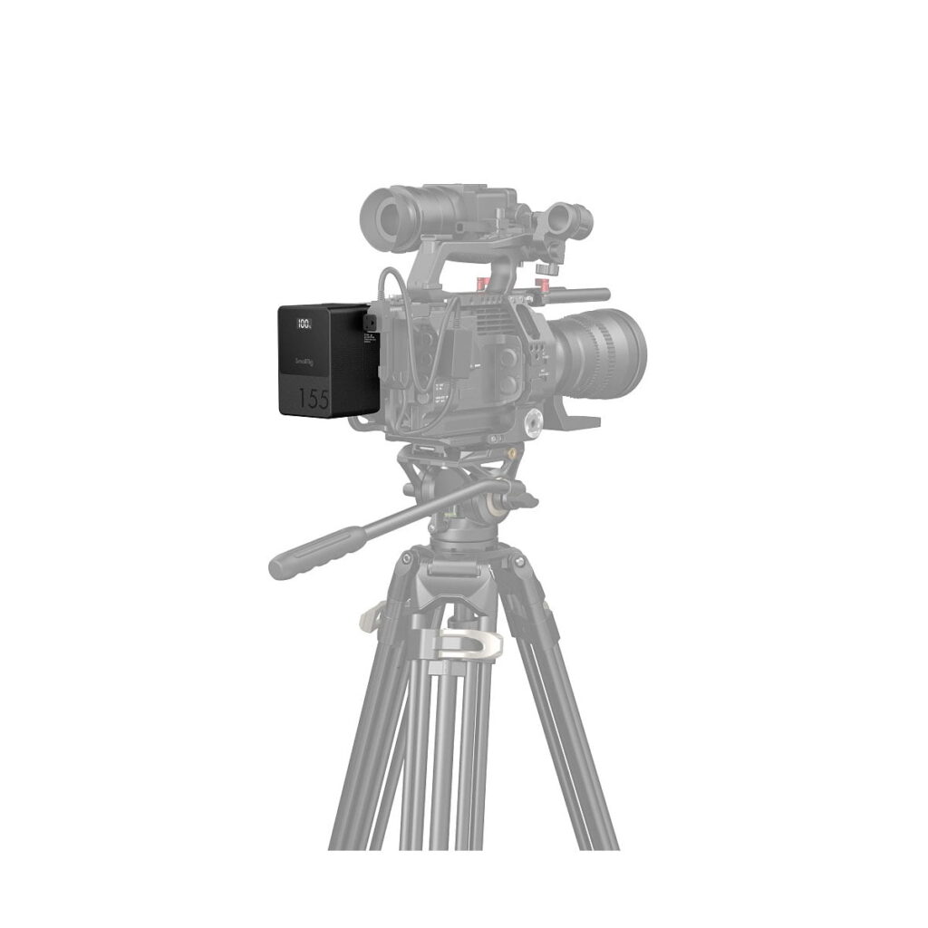 SmallRig_VB155_Mini_V-Mount_Battery_3581_006 Ammattikäyttöön tarkoitettu videokamera jalustalla, molemmat haalistuneet, korostaa kameran kylkeen kiinnitettyä mustaa SmallRig 3581 VB155 mini V-Mount -akkua, jossa on merkintä "155".