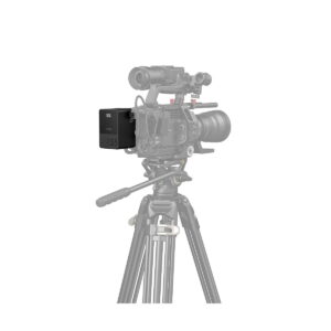 SmallRig_VB155_Mini_V-Mount_Battery_3581_006 Ammattikäyttöön tarkoitettu videokamera jalustalla, molemmat haalistuneet, korostaa kameran kylkeen kiinnitettyä mustaa SmallRig 3581 VB155 mini V-Mount -akkua, jossa on merkintä "155".