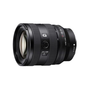 sony_20-70mm_f4_01 A Sony FE 20-70mm f/4 G -objektiivi, musta zoom- ja tarkennusrengas, AF/MF-kytkin sekä useita painikkeita, kuvattuna valkoisella taustalla.