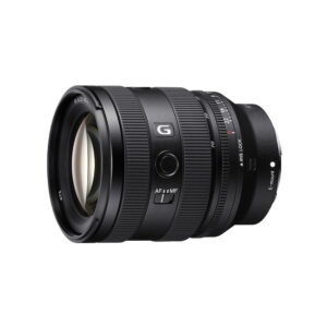 sony_20-70mm_f4_01 A Sony FE 20-70mm f/4 G -objektiivi, musta zoom- ja tarkennusrengas, AF/MF-kytkin sekä useita painikkeita, kuvattuna valkoisella taustalla.
