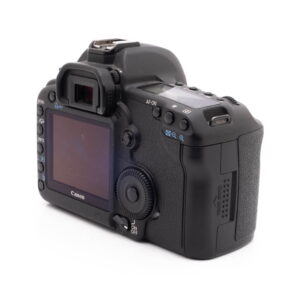 Canon 5D Mark II-3 Musta Canon EOS 5D Mark II DSLR (SC 20000, sis.ALV24%) - Käytetty takaa vasemmalta, LCD-näyttö, ohjauspainikkeet, etsin ja kuvioitu kahva näkyvissä.
