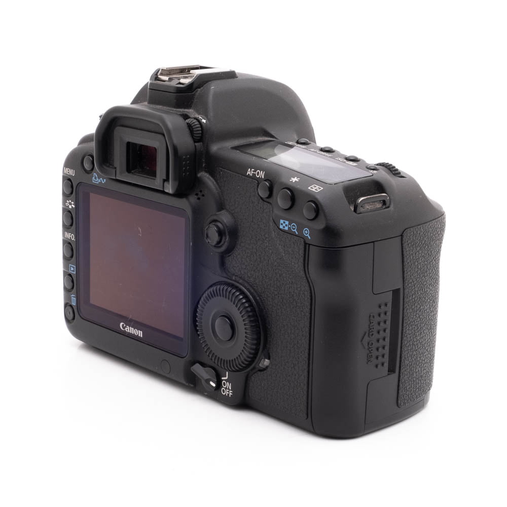Canon 5D Mark II-3 Musta Canon EOS 5D Mark II DSLR (SC 20000, sis.ALV24%) - Käytetty takaa vasemmalta, LCD-näyttö, ohjauspainikkeet, etsin ja kuvioitu kahva näkyvissä.