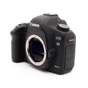 Canon 5D Mark II-4 Käytetty Canon EOS 5D Mark II -kamerarunko (SC 20000, sis.ALV24%), musta, ilman objektiivia, näkyy hieman vasemmalle kääntyneenä valkoisella pohjalla.