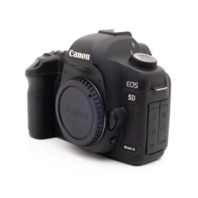 Canon 5D Mark II-5 Musta Canon EOS 5D Mark II (SC 20000, sis.ALV24%) - Käytetty kamerarunko ilman objektiivia, kuvattu etupuolelta, jossa on näkyvissä merkin ja mallin tiedot.