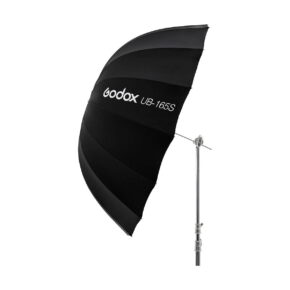 Godox UB-165S 165cm Hopeinen heijastinvarjo on asennettu hopeiseen metallijalustaan, joka on esillä valkoista taustaa vasten.