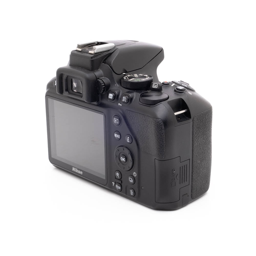 Nikon D3500 2423-3 Nikon D3500 + 18-55 f/4.5-6.3G DX VR (SC 31000) - Käytetty