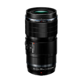 Musta OM SYSTEM M.Zuiko Digital ED 90mm f/3.5 Macro IS PRO -objektiivi seisoo pystyssä valkoista taustaa vasten. 200€ Cashback tarjous saatavilla.