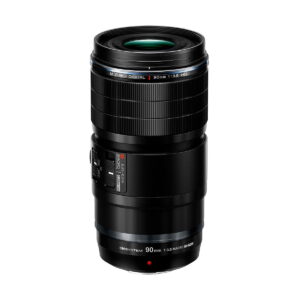 Musta OM SYSTEM M.Zuiko Digital ED 90mm f/3.5 Macro IS PRO -objektiivi seisoo pystyssä valkoista taustaa vasten. 200€ Cashback tarjous saatavilla.