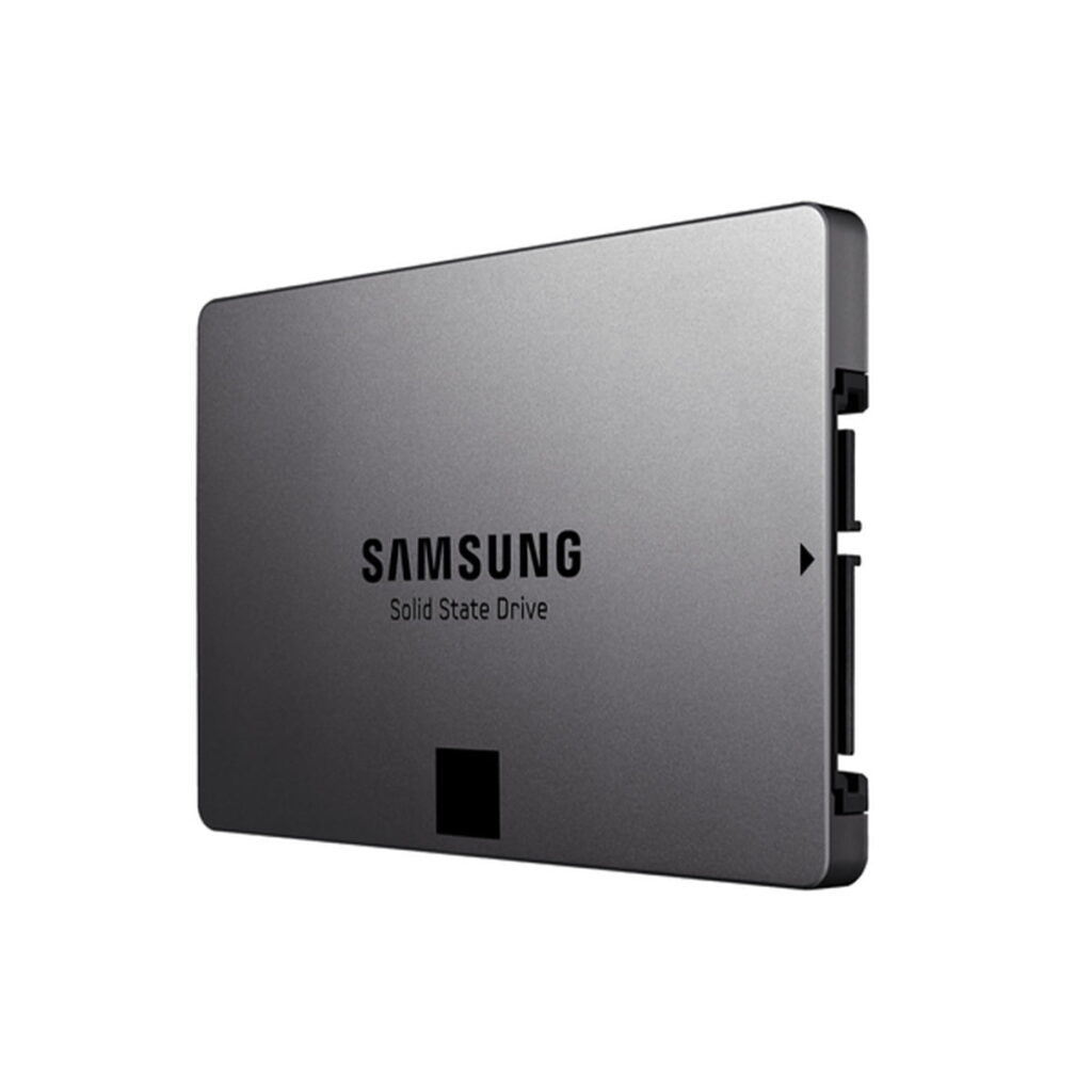 Samsung SSD 840 EVO 500gb Samsung SSD 840EVO 500GB - Käytetty, jossa on tyylikäs metallinen kotelo ja jossa näkyy Samsungin logo, "Solid State Drive" -teksti ja sivuliitäntäportit.
