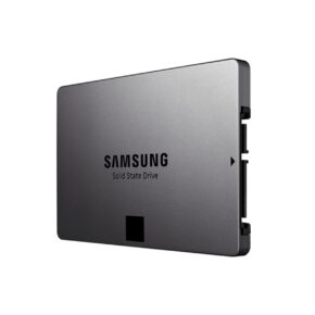 Samsung SSD 840 EVO 500gb Samsung SSD 840EVO 500GB - Käytetty, jossa on tyylikäs metallinen kotelo ja jossa näkyy Samsungin logo, "Solid State Drive" -teksti ja sivuliitäntäportit.